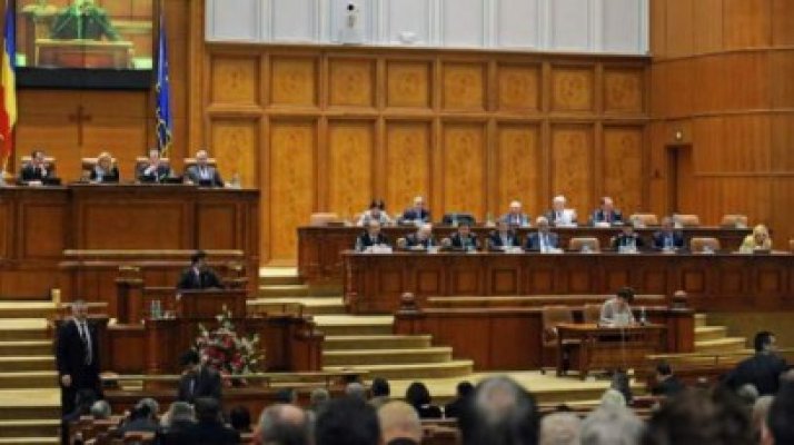 Parlamentul a pus Statutul deputaţilor şi senatorilor în acord cu decizia CCR